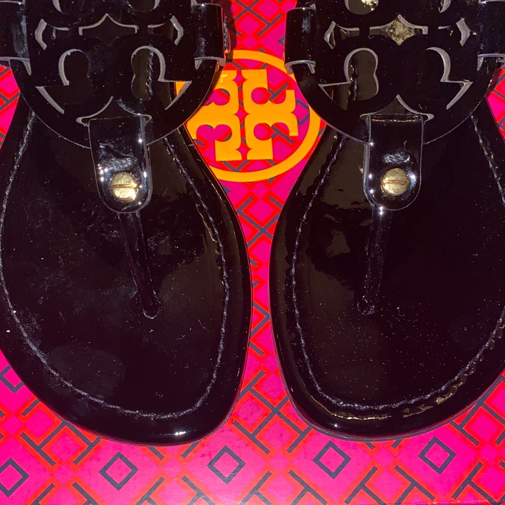 NEW Tory Burch Black Patent Logo Miller Thong Sandals - Picture 3 of 6